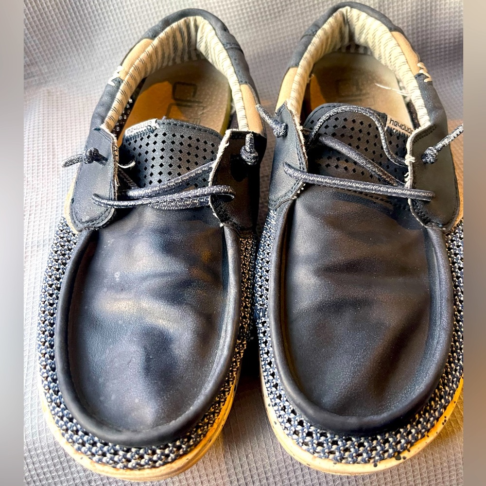 Sz 8 Heydude men’s shoes. Super comfy! Great condition.